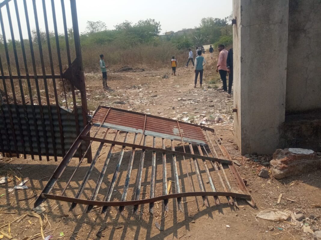 मुक्ताईनगर येथील जे ई स्कूल केंद्रावर कॉपी पुरवण्याच्या उद्देशाने अनधिकृतपणे प्रवेश करणाऱ्या विरुद्ध गुन्हा दाखल. मुक्ताईनगर येथील जे ई स्कूल केंद्रावर कॉपी पुरवण्याच्या उद्देशाने अनधिकृतपणे प्रवेश करणाऱ्या विरुद्ध गुन्हा दाखल.