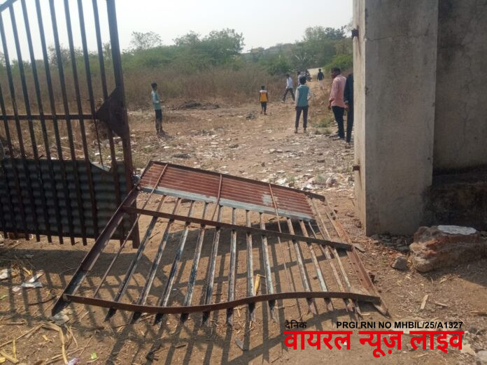 मुक्ताईनगर येथील जे ई स्कूल केंद्रावर कॉपी पुरवण्याच्या उद्देशाने अनधिकृतपणे प्रवेश करणाऱ्या विरुद्ध गुन्हा दाखल.