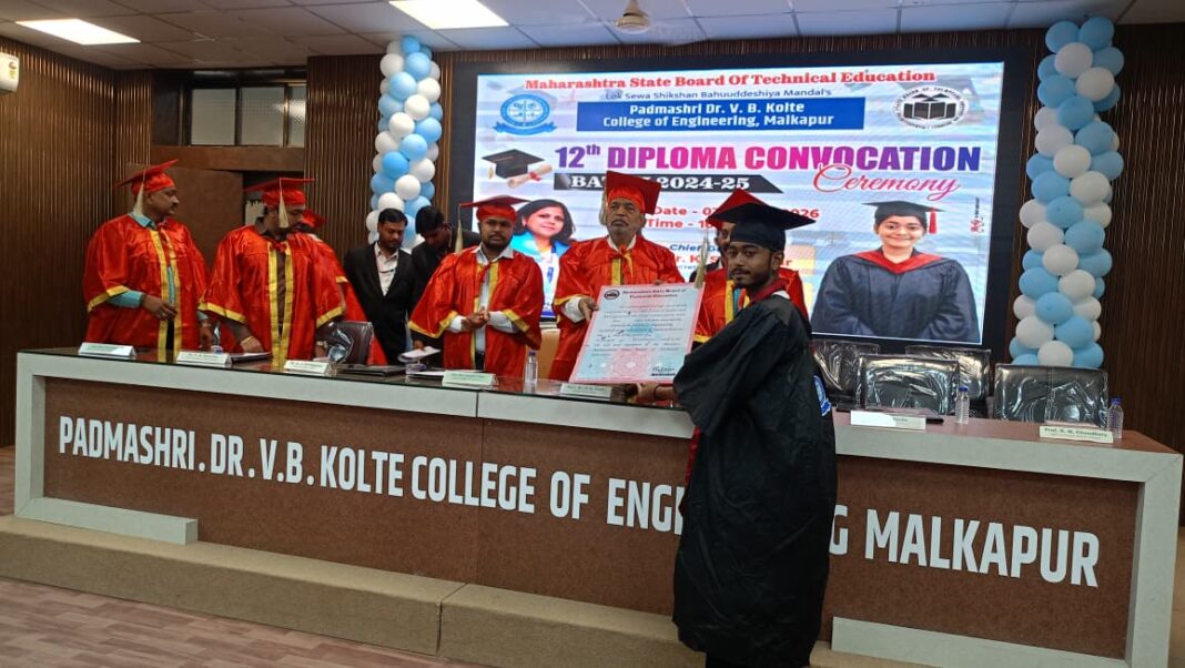 पद्मश्री डॉ. व्ही. बी. कोलते अभियांत्रिकी महाविद्यालयात डिप्लोमा पॉलिटेक्निक पदविका प्रदान सोहळा उत्साहात संपन्न पद्मश्री डॉ. व्ही. बी. कोलते अभियांत्रिकी महाविद्यालयात डिप्लोमा पॉलिटेक्निक पदविका प्रदान सोहळा उत्साहात संपन्न