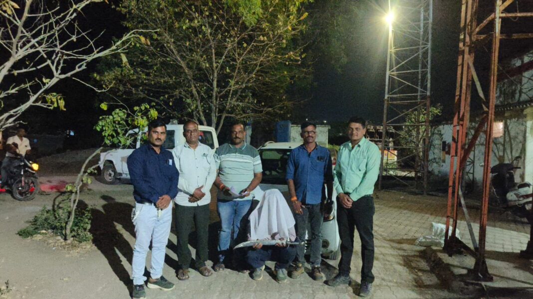 बुलढाणा जिल्ह्यात अवैध शस्त्र व जुगाराविरुद्ध पोलिसांची धडक कारवाई; 1 लाख 4 हजार 860 रुपयांचा मुद्देमाल जप्त, चार आरोपींवर गुन्हा बुलढाणा जिल्ह्यात अवैध शस्त्र व जुगाराविरुद्ध पोलिसांची धडक कारवाई; 1 लाख 4 हजार 860 रुपयांचा मुद्देमाल जप्त, चार आरोपींवर गुन्हा