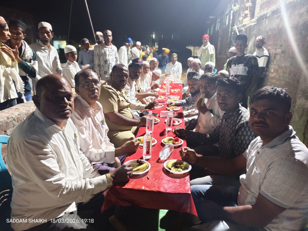 रोजा इफ्तार पार्टी म्हणजे हिंदू मुस्लिम एकता जोपासणे ... सामाजिक कार्यकर्ते एन.जी. शेजोळे.