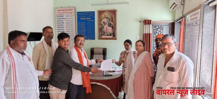 घिर्णी येथील ग्रामस्थांची घरगुती लाईन 14 -14 तास गुल होत असल्याने सोमवारी म.रा.वि.वि कार्यालयात शिवसेना (उ.बा.ठा) चे ठिय्या आंदोलन