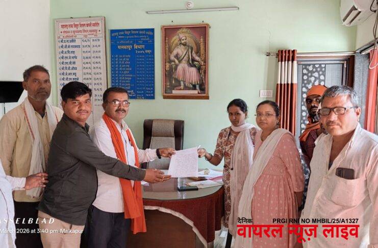 घिर्णी येथील ग्रामस्थांची घरगुती लाईन 14 -14 तास गुल होत असल्याने सोमवारी म.रा.वि.वि कार्यालयात शिवसेना (उ.बा.ठा) चे ठिय्या आंदोलन