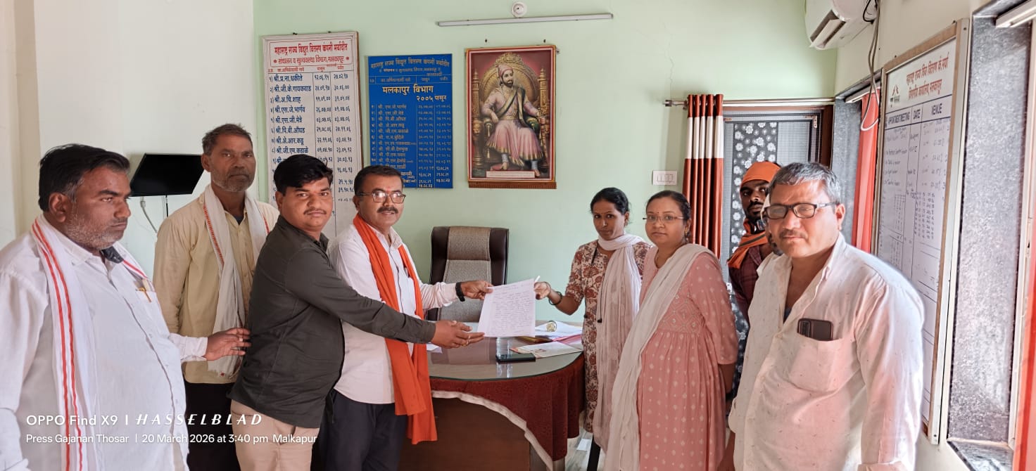 घिर्णी येथील ग्रामस्थांची घरगुती लाईन 14 -14 तास गुल होत असल्याने सोमवारी म.रा.वि.वि कार्यालयात शिवसेना (उ.बा.ठा) चे ठिय्या आंदोलन