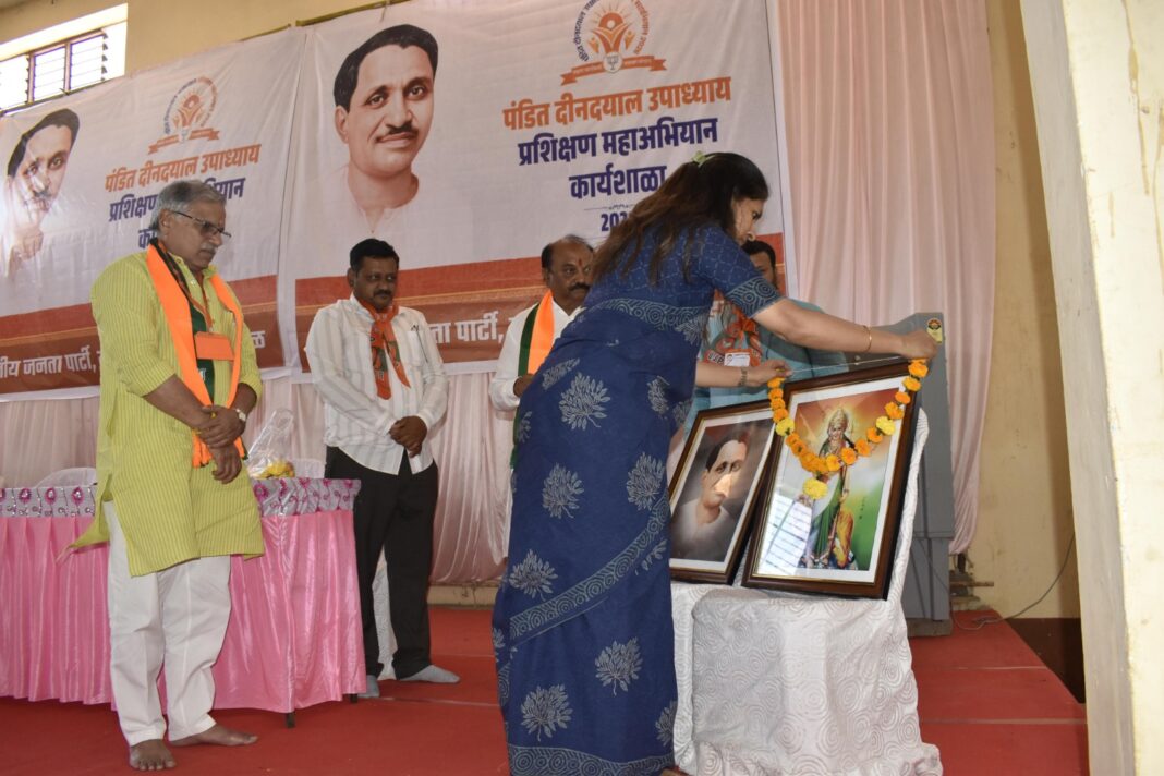 मुक्ताईनगर येथे भाजपा मार्फत आयोजित पंडित दीनदयाल उपाध्याय प्रशिक्षण महाअभियान कार्यक्रमास; केंद्रीय राज्यमंत्री खडसे उपस्थित.