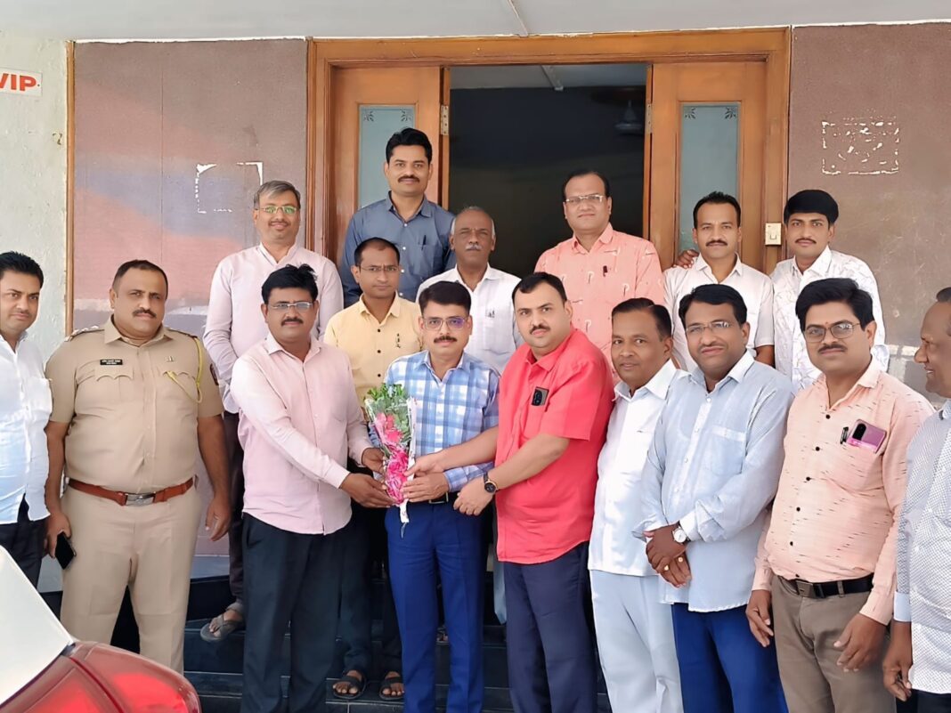 मुक्ताईनगर येथे अमरावती व मुंबई येथील जिल्हा न्यायाधीश यांची सदिच्छा भेट.