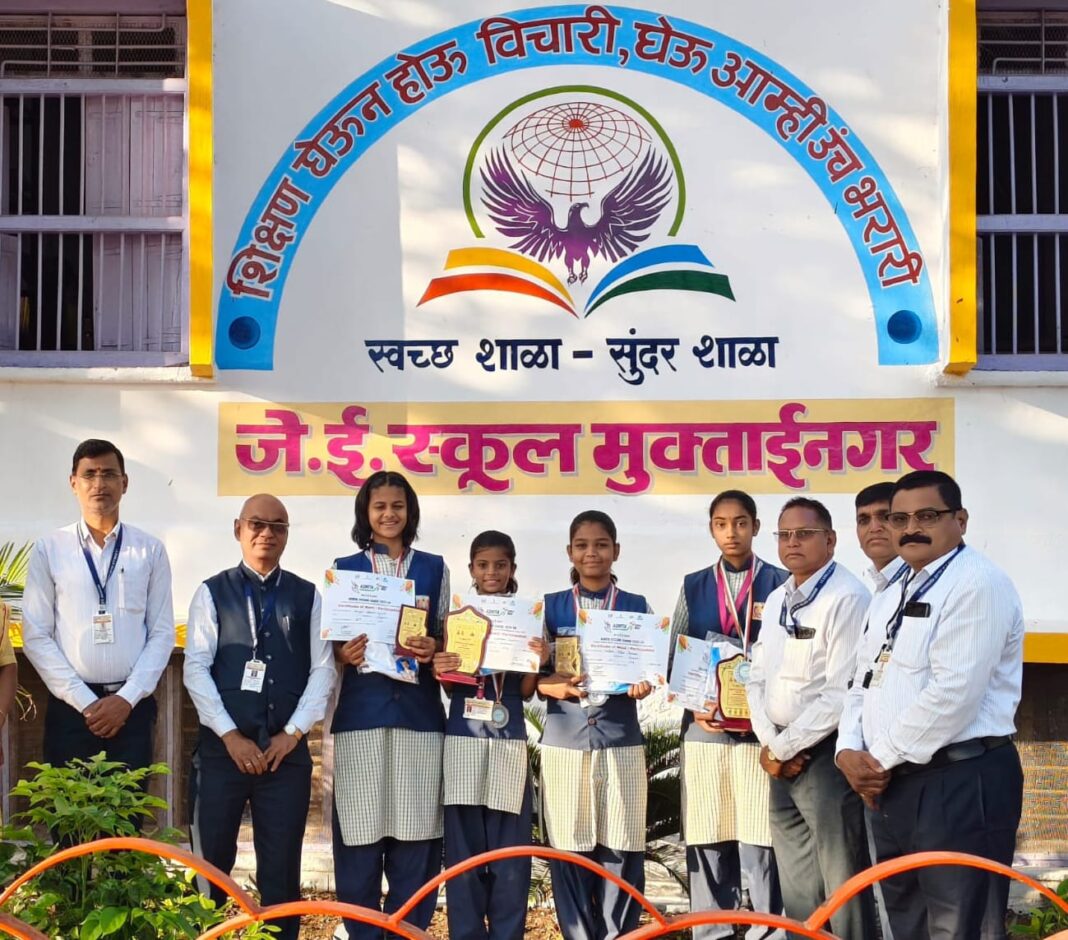 अस्मिता सायकलिंग स्पर्धेत जे.ई.स्कूलचे वर्चस्व.