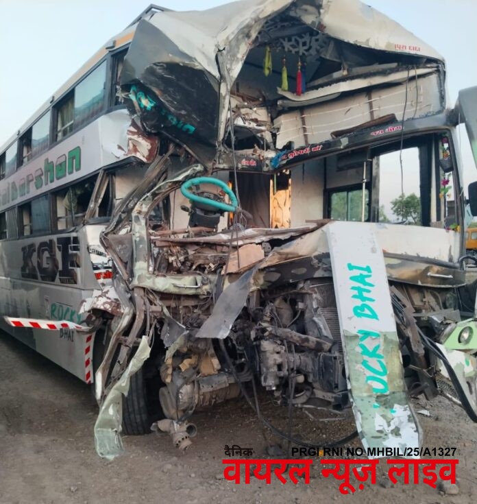 मुक्ताईनगर येथे राष्ट्रीय महामार्ग वर ट्रॅव्हल्स चा अपघात... 29 प्रवासी जखमी