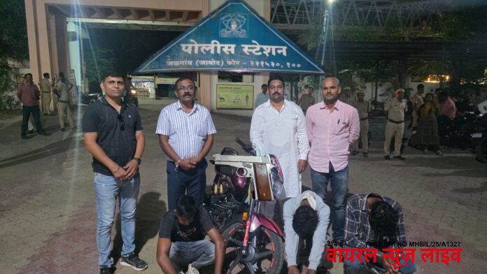 जळगाव जामोद येथे देशी बनावटीचे पिस्टलसह तिघांना अटक; १ लाख २२ हजारांचा मुद्देमाल जप्त जळगाव जामोद येथे देशी बनावटीचे पिस्टलसह तिघांना अटक; १ लाख २२ हजारांचा मुद्देमाल जप्त