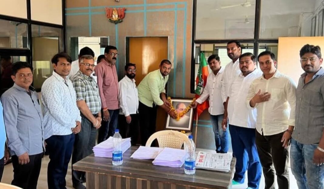 मुक्ताईनगर येथे भाजपा स्थापना दिवस साजरा