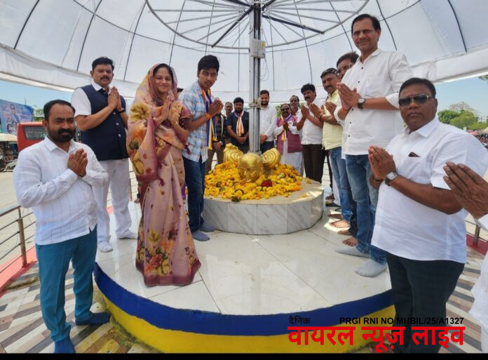 मुक्ताईनगर येथे भारतरत्न डॉ. बाबासाहेब आंबेडकर यांना जयंतीनिमित्त मान्यवरांकडून अभिवादन.