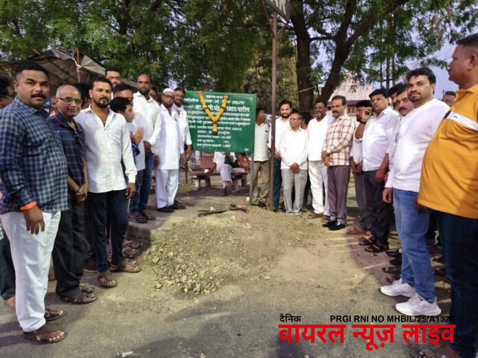 मुक्ताईनगर येथील प्रवर्तन चौक ते मुक्ताई चौक पर्यंत असलेल्या रस्ता दुभाजकाचे विस्तारीकरण. .... दीड कोटीच्या कामाचे केले आमदार चंद्रकांत पाटील यांनी भूमिपूजन.