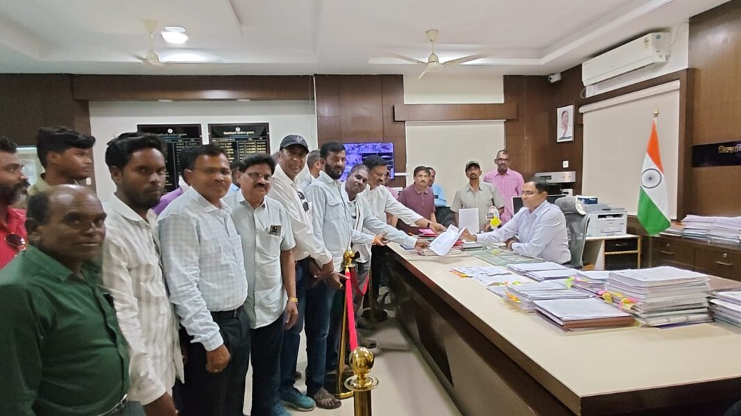 जाहिरात दरात १५० टक्के वाढीसाठी बुलढाण्यात पत्रकारांचा एल्गार; ‘व्हॉईस ऑफ मीडिया’चे जिल्हाधिकारी कार्यालयासमोर दोन तास धरणे आंदोलन