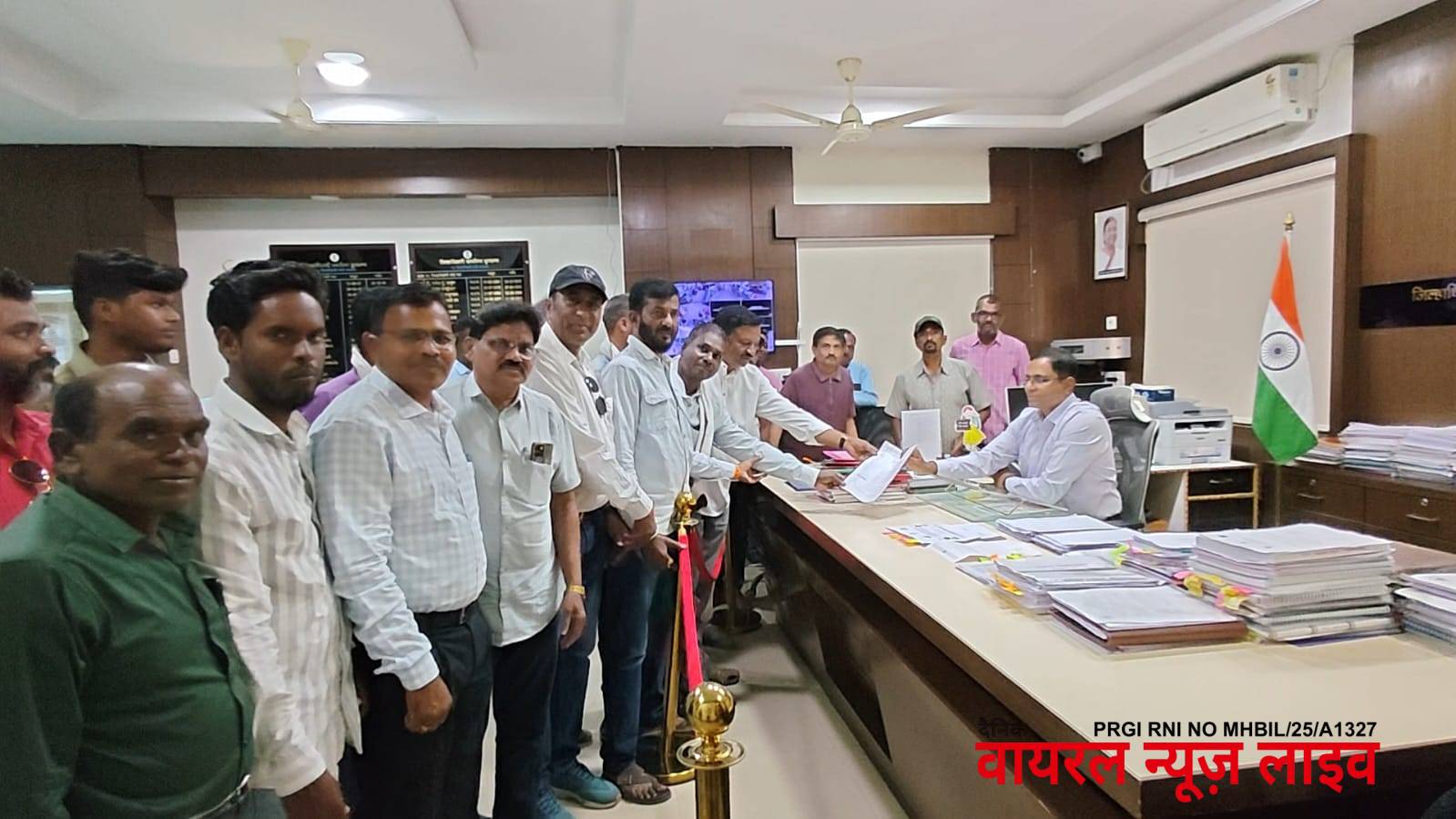 जाहिरात दरात १५० टक्के वाढीसाठी बुलढाण्यात पत्रकारांचा एल्गार; ‘व्हॉईस ऑफ मीडिया’चे जिल्हाधिकारी कार्यालयासमोर दोन तास धरणे आंदोलन