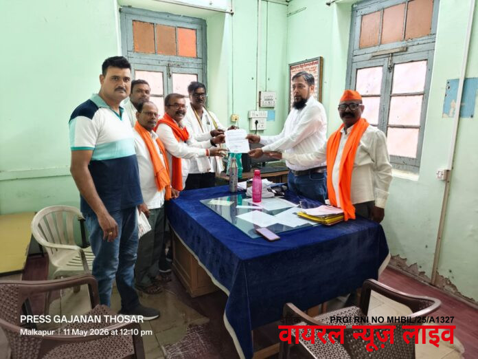 देवधाबा कमर्दीपुर शिवारातील लोंबकळणाऱ्या विद्युत तारांमुळे शेतकऱ्यांमध्ये भीती; शिवसेना (उबाठा) कडून आंदोलनाचा इशारा