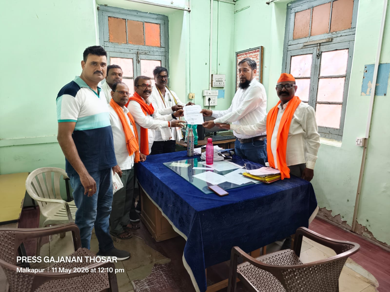 देवधाबा कमर्दीपुर शिवारातील लोंबकळणाऱ्या विद्युत तारांमुळे शेतकऱ्यांमध्ये भीती; शिवसेना (उबाठा) कडून आंदोलनाचा इशारा