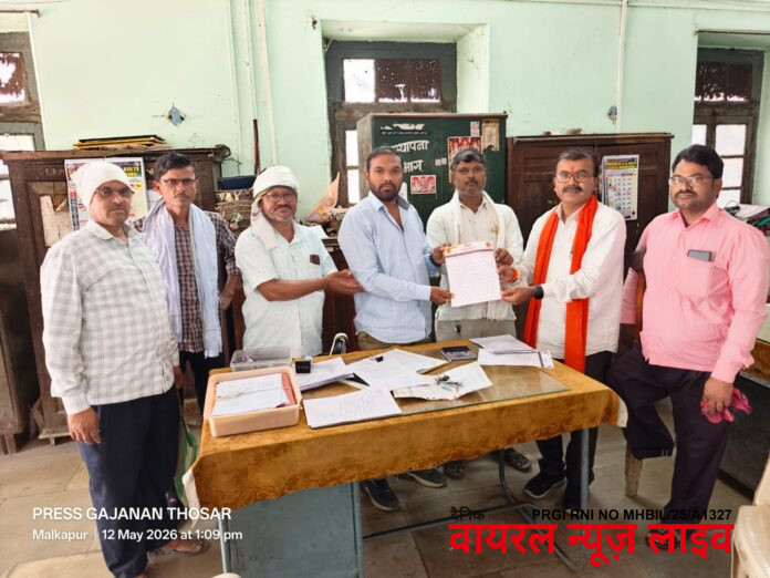 देवधाबा येथील ईले.पोल वरील तार अज्ञात चोरट्यांनी पाच वर्षांपूर्वी लंपास केले....शेतकरी म.रा.वि.वि कंपनीत चपला घासून थकले; पोलवरील तारा ओढण्याची शिवसेना (उबाठा) ची मागणी