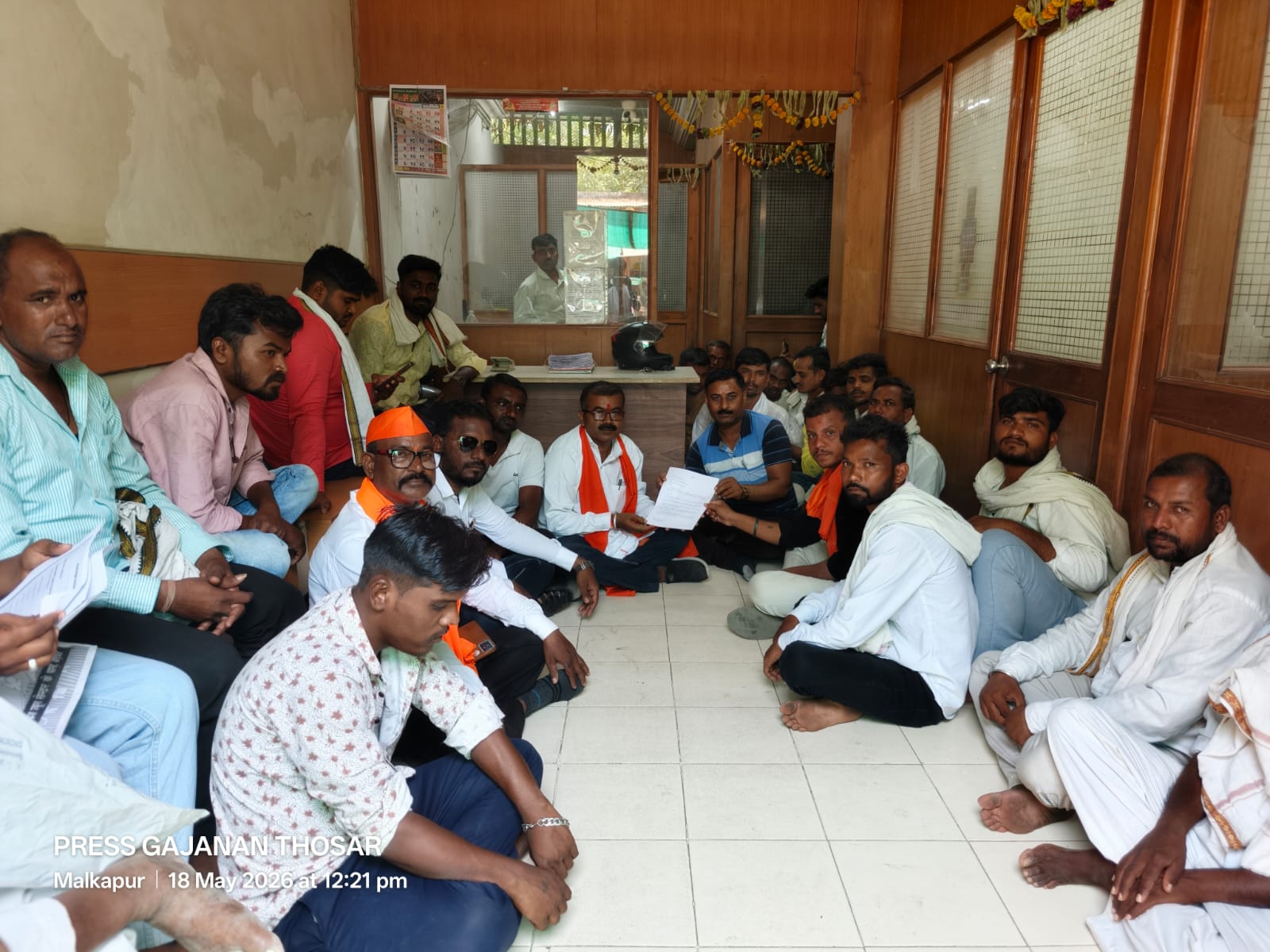 कल्पा सोलर पाॅवर कंपनीत सुरक्षा रक्षकांना आठ तास ड्युटीच्या मागणीसाठी शिवसेना (उबाठा) चे ए.एम.एस कार्यालयात ठिय्या आंदोलन