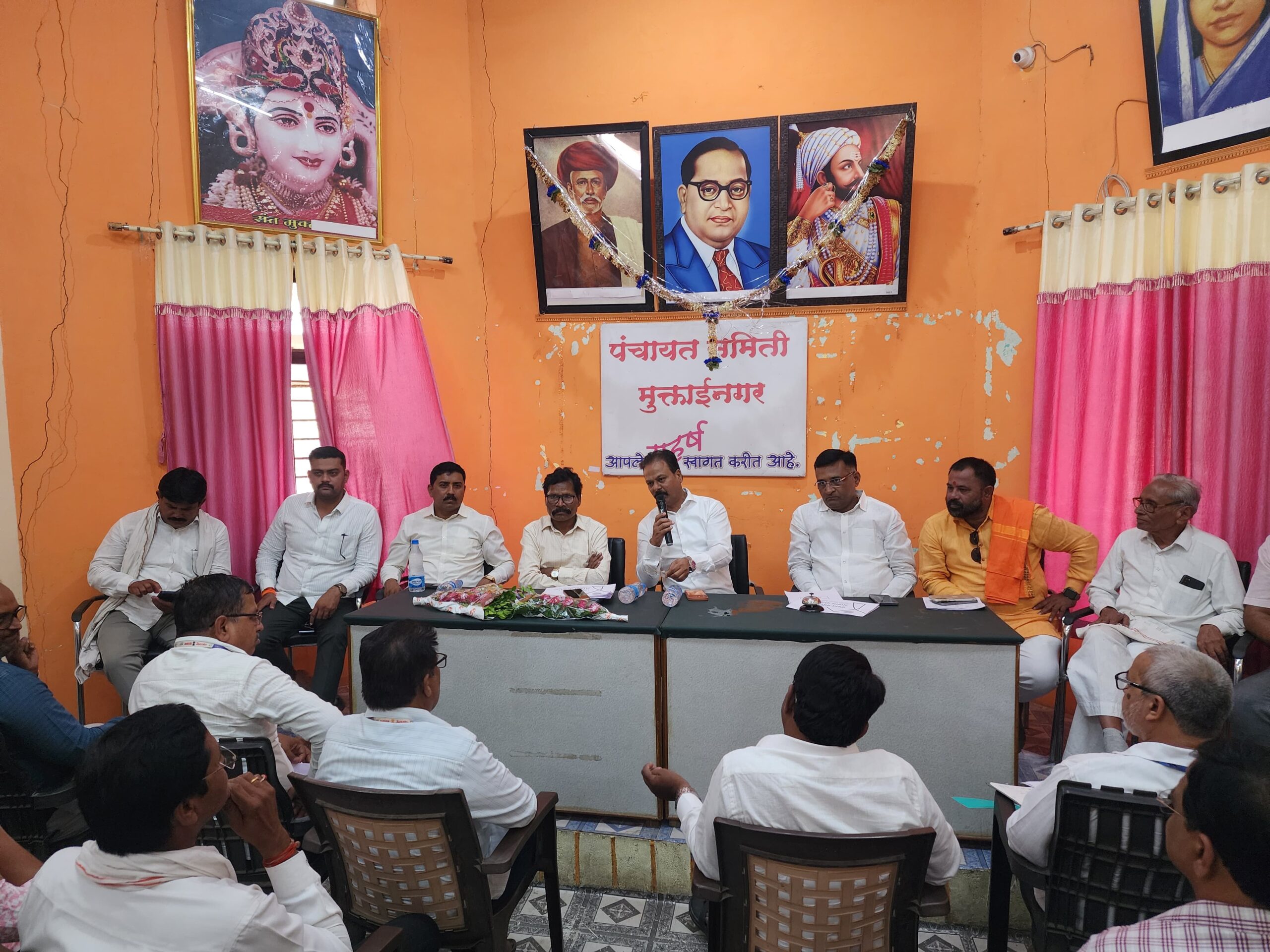 मुक्ताईनगर येथे आमदार चंद्रकांत पाटील यांनी घेतली पंचायत समिती मध्ये आढावा बैठक.