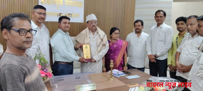मुक्ताईनगर नगरपंचायतीचे ज्येष्ठ कर्मचारी भगवान वंजारी यांचा सेवानिवृत्ती निमित्त सपत्नीक सत्कार.