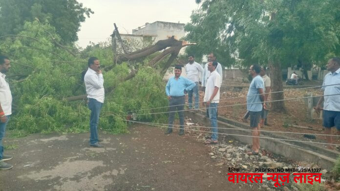 मुक्ताईनगर शहरात दुपारी साडेतीन वाजता जोरात वादळ,......आमदार चंद्रकांत पाटील पोहोचले थेट प्रभागांमध्ये नुकसानाची पाहणी करायला.