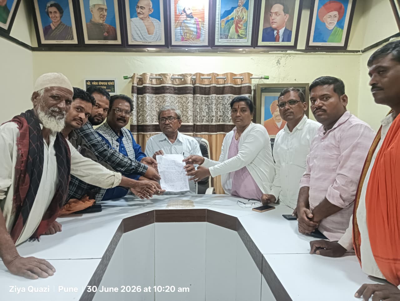 जि.प.उर्दू शाळा ते शेख उस्मान यांच्या घरापर्यंत सिमेंट रस्त्याची मागणी; ५० नागरिकांचे ग्रामपंचायतीला निवेदन