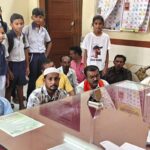 बसच्या मागणीसाठी टाकळी घडेकर येथील विद्यार्थ्यांची शिवसेना (उबाठा) ने आगार व्यवस्थापकांच्या कार्यालयात भरविली शाळा