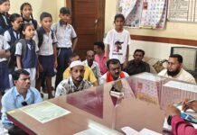 बसच्या मागणीसाठी टाकळी घडेकर येथील विद्यार्थ्यांची शिवसेना (उबाठा) ने आगार व्यवस्थापकांच्या कार्यालयात भरविली शाळा