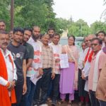स्वच्छ व मुबलक पिण्याच्या पाण्याच्या मागणीसाठी शिवसेना (उबाठा) चे पाण्याच्या टाकीवर आमरण उपोषण
