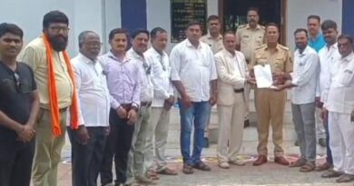 मलकापूरमध्ये पत्रकाराला ‘तुला पाहून घेईन’ची धमकी? पोलीस कर्मचाऱ्याविरोधात पत्रकार संघटना आक्रमक; कारवाई न झाल्यास आंदोलनाचा इशारा मलकापूरमध्ये पत्रकाराला ‘तुला पाहून घेईन’ची धमकी? पोलीस कर्मचाऱ्याविरोधात पत्रकार संघटना आक्रमक; कारवाई न झाल्यास आंदोलनाचा इशारा