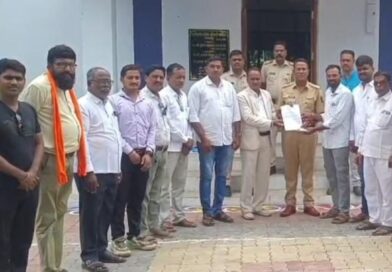 मलकापूरमध्ये पत्रकाराला ‘तुला पाहून घेईन’ची धमकी? पोलीस कर्मचाऱ्याविरोधात पत्रकार संघटना आक्रमक; कारवाई न झाल्यास आंदोलनाचा इशारा मलकापूरमध्ये पत्रकाराला ‘तुला पाहून घेईन’ची धमकी? पोलीस कर्मचाऱ्याविरोधात पत्रकार संघटना आक्रमक; कारवाई न झाल्यास आंदोलनाचा इशारा