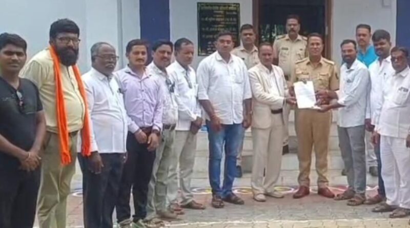 मलकापूरमध्ये पत्रकाराला ‘तुला पाहून घेईन’ची धमकी? पोलीस कर्मचाऱ्याविरोधात पत्रकार संघटना आक्रमक; कारवाई न झाल्यास आंदोलनाचा इशारा मलकापूरमध्ये पत्रकाराला ‘तुला पाहून घेईन’ची धमकी? पोलीस कर्मचाऱ्याविरोधात पत्रकार संघटना आक्रमक; कारवाई न झाल्यास आंदोलनाचा इशारा