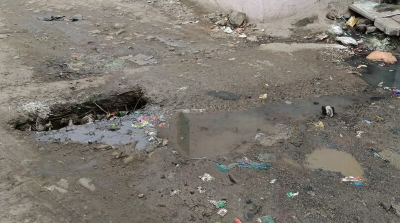 मलकापुरात तुटलेल्या ढाप्याची दुरुस्ती न झाल्यास आंदोलनाचा इशारा; नगर परिषद प्रशासनाला पुन्हा निवेदन